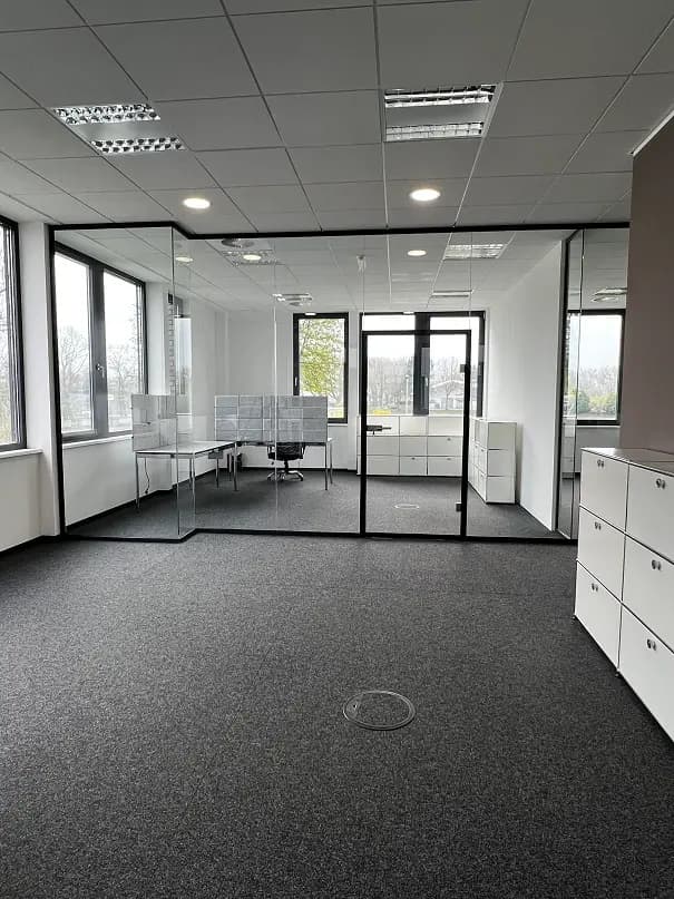 Raumtrennung mit Stil: Studio 30 Glastrennwände für eine moderne und exklusive Atmosphäre in Ihren Geschäftsräumen