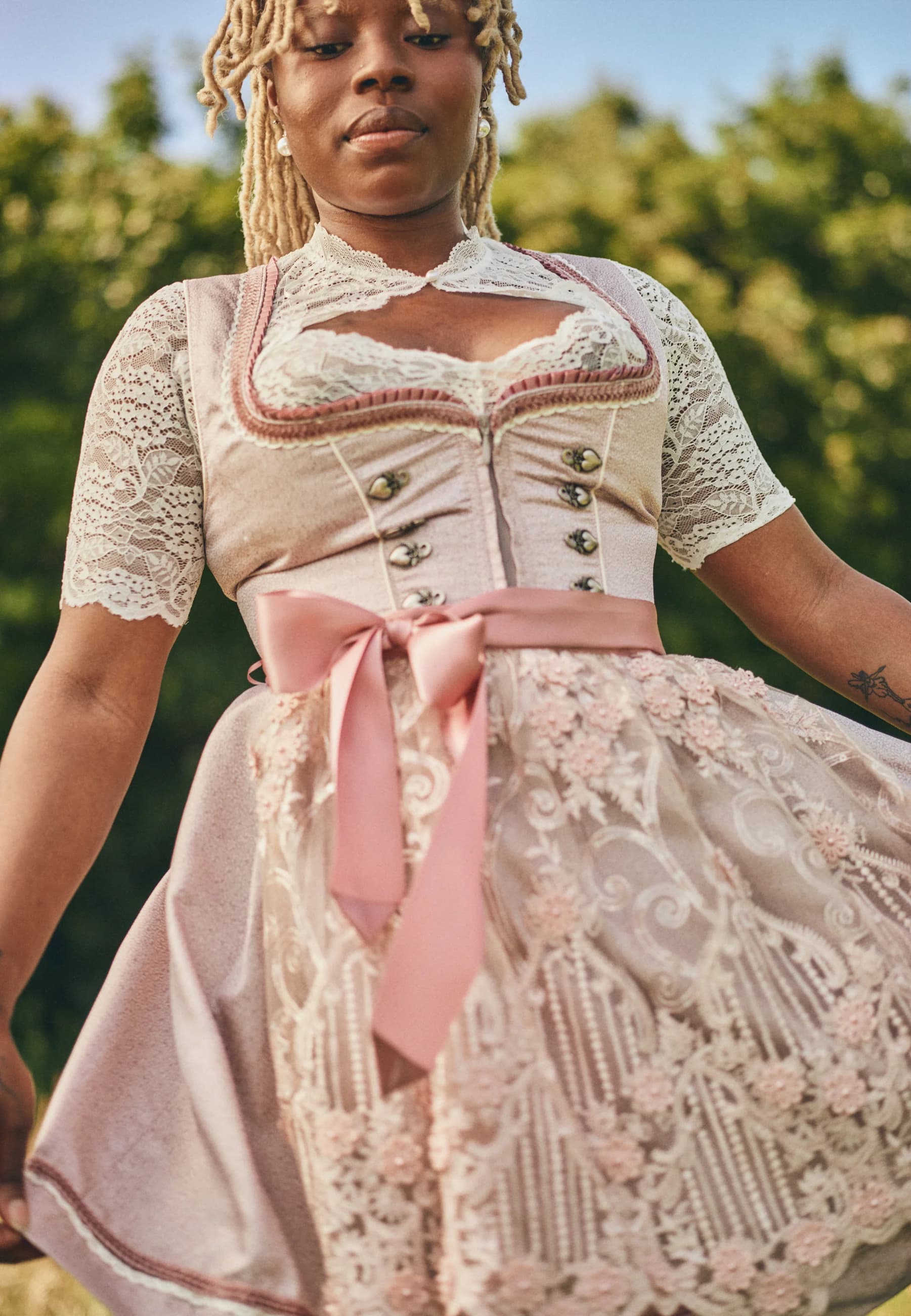 Krüger Dirndl: Hochwertige Dirndl für den perfekten Auftritt