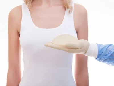 Wie die Brustverkleinerung bei Rücken- und Nackenschmerzen hilft