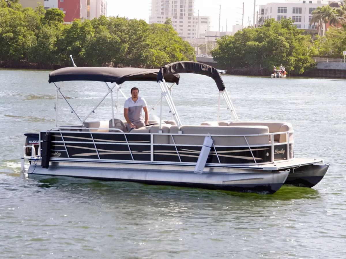 Segeln wie die alten Griechen: Yacht mieten Griechenland mit geschichtlichem Flair