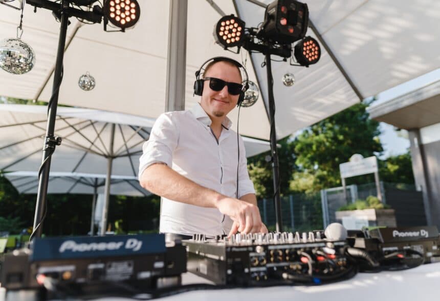 Unvergessliche Momente schaffen: Die Rolle eines erfahrenen Hochzeits-DJs bei der Harmonisierung des Glücks