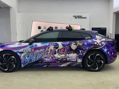 Challenger in Szene gesetzt – 500+ Folienoptionen bei 10KWRAPS entdecken