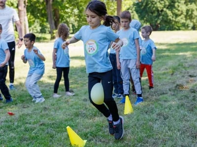 Kreative Ideen fuer Bewegungsspiele mit Kindern drinnen und draußen