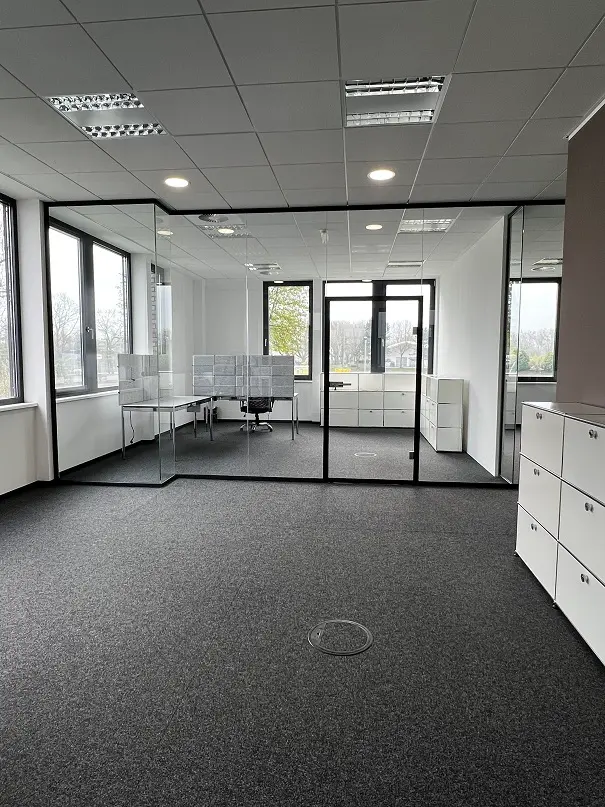 Raumtrennung mit Stil: Studio 30 Glastrennwände für eine moderne und exklusive Atmosphäre in Ihren Geschäftsräumen