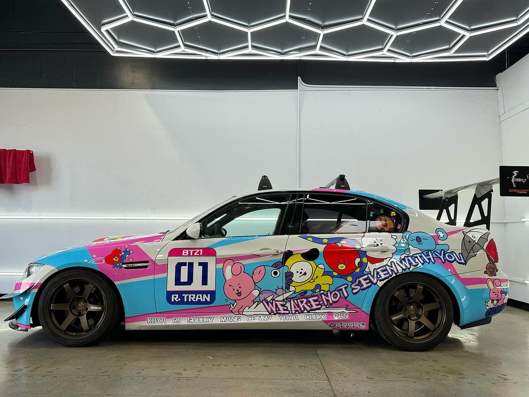 Was kostet eine Autofolierung für Ihren Dodge Challenger im Otaku-Stil?