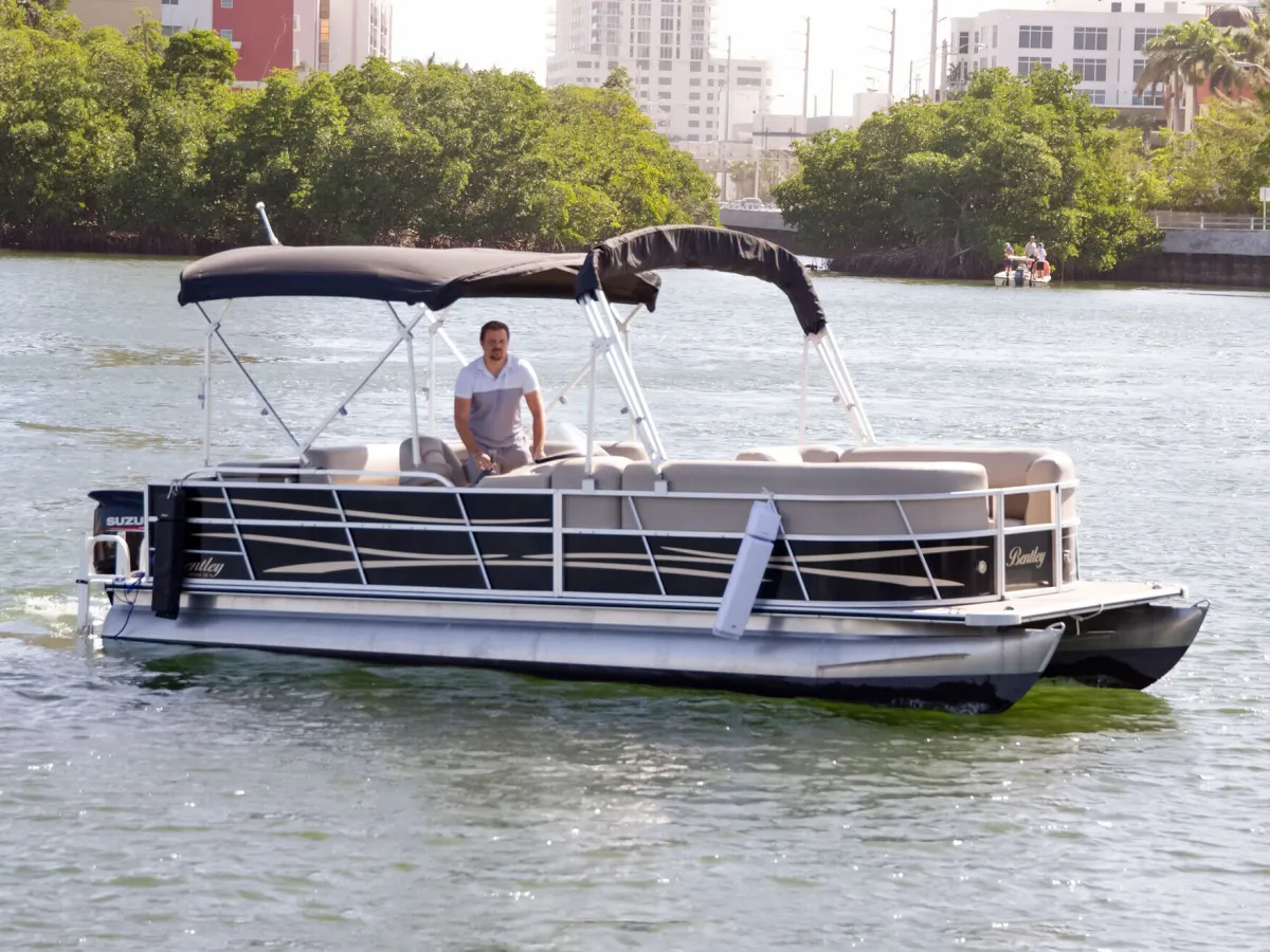 Segeln wie die alten Griechen: Yacht mieten Griechenland mit geschichtlichem Flair