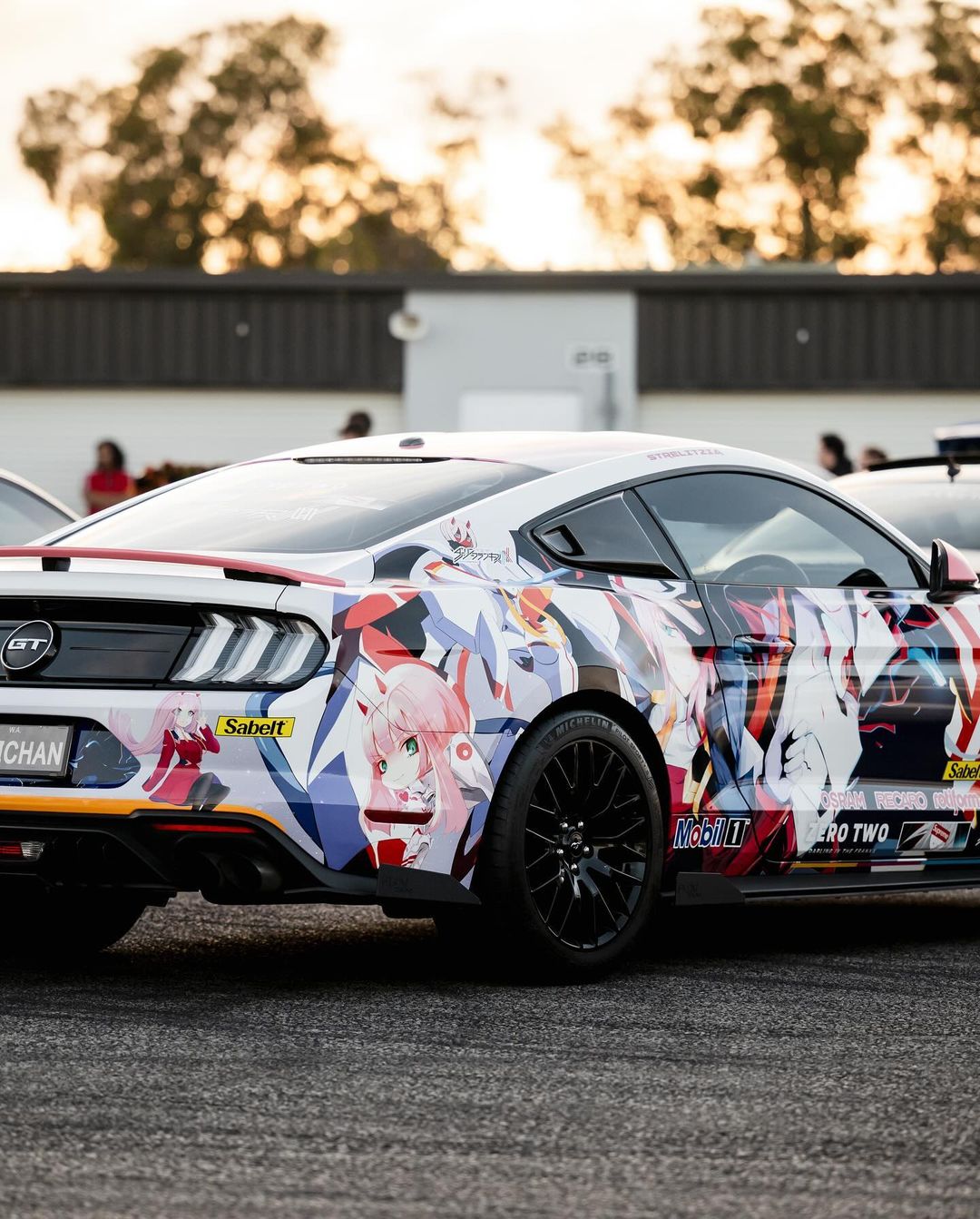 Challenger in Szene gesetzt – 500+ Folienoptionen bei 10KWRAPS entdecken