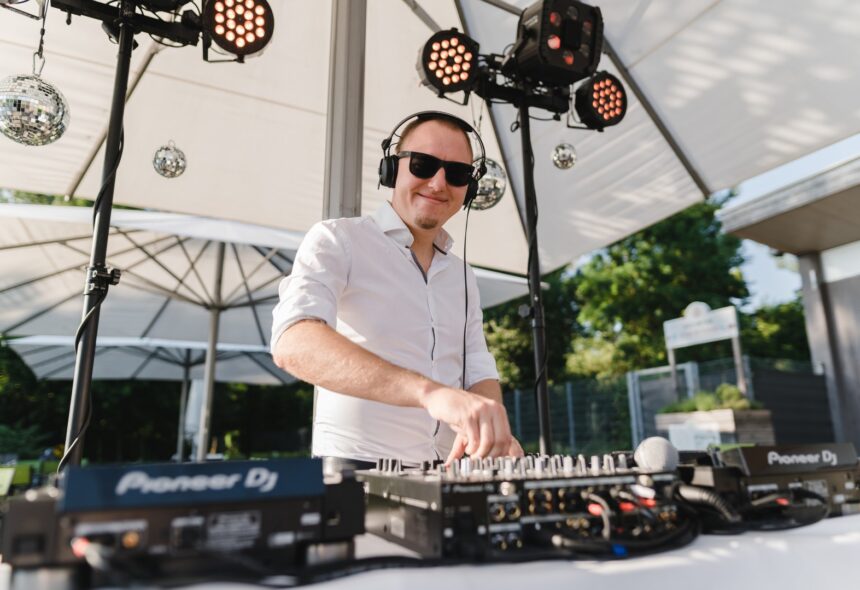 Unvergessliche Momente schaffen: Die Rolle eines erfahrenen Hochzeits-DJs bei der Harmonisierung des Glücks
