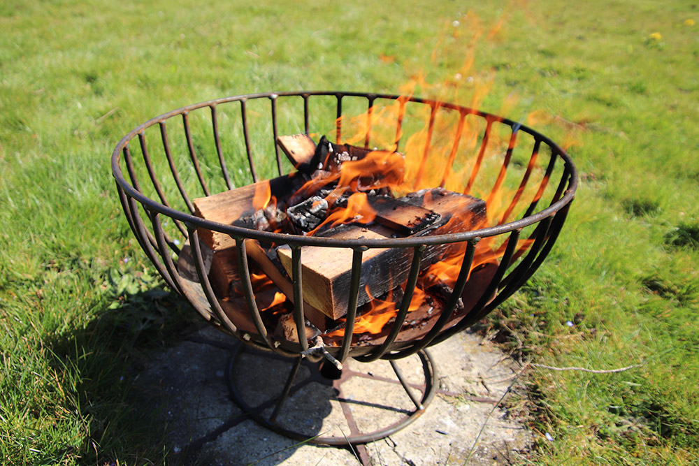 Kindling Connections: Feuerkorb-Geschichten