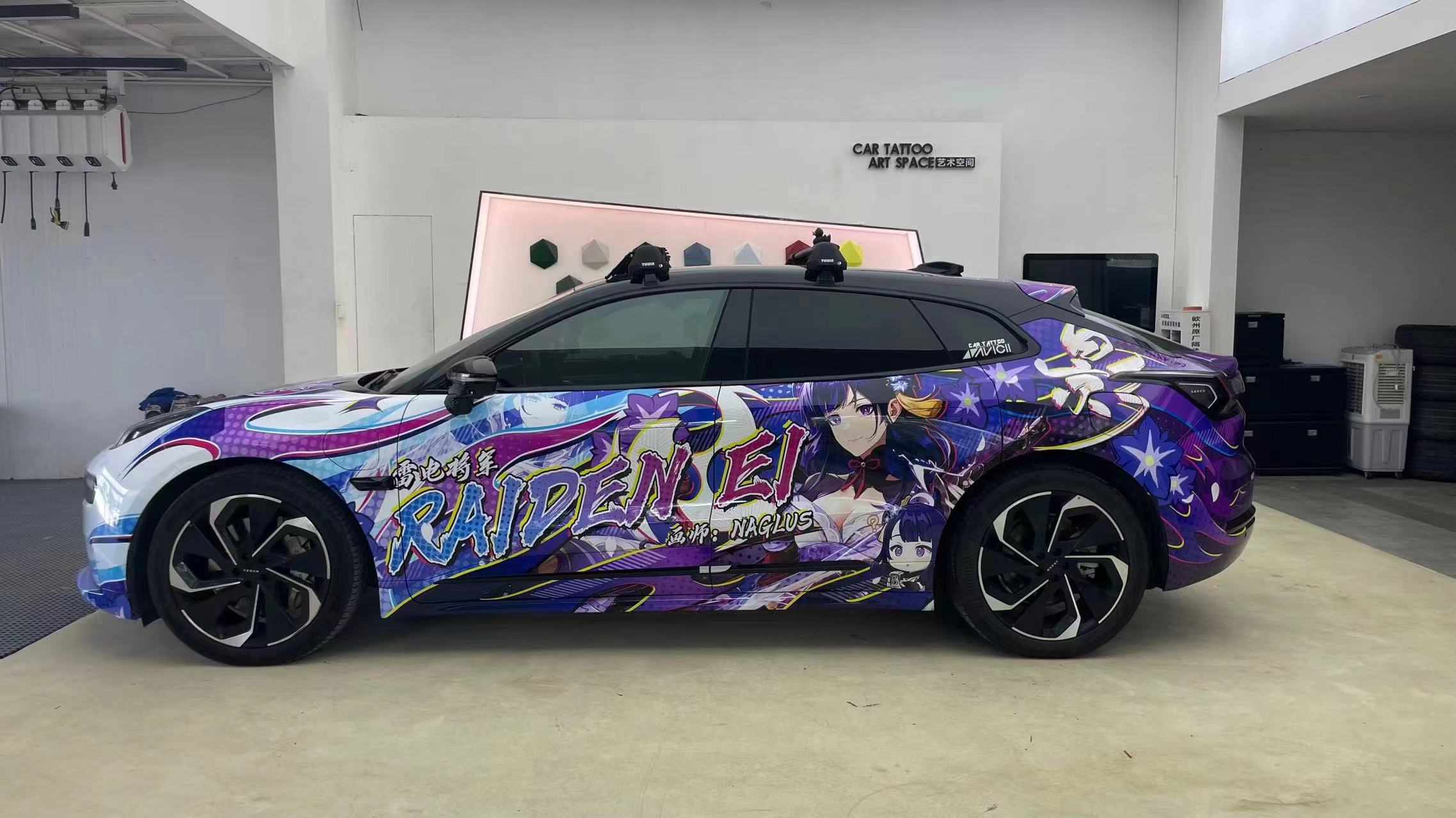 Challenger in Szene gesetzt – 500+ Folienoptionen bei 10KWRAPS entdecken
