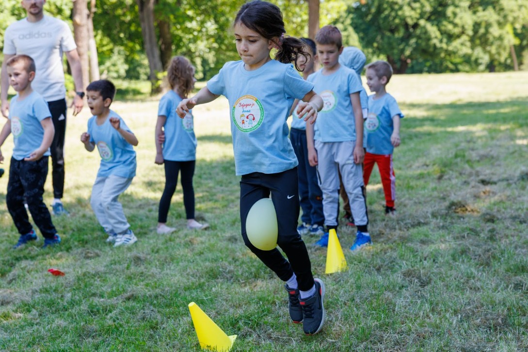 Kreative Ideen fuer Bewegungsspiele mit Kindern drinnen und draußen